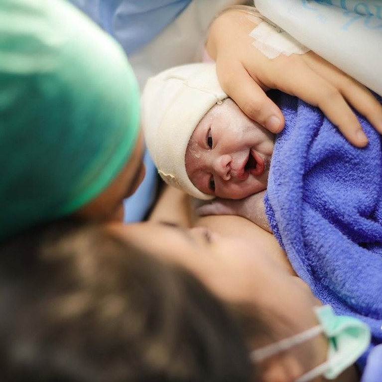 Felicya Angelista baru saja melahirkan anak pertamanya dengan Hito Caesar hari ini Rabu (9/11). Yuk intip momennya!