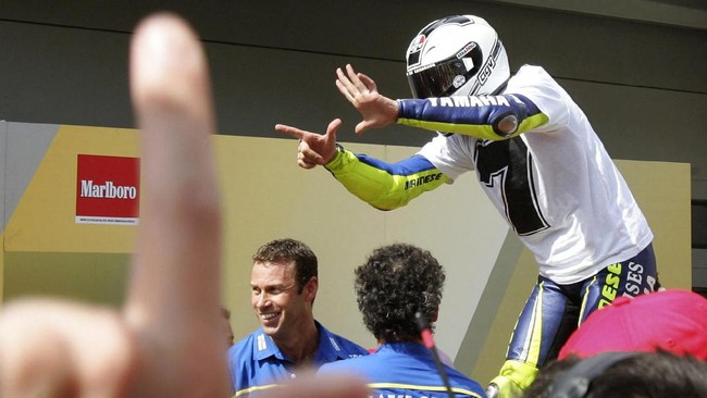 Legenda MotoGP, Carlos Checa, menceritakan perjuangan Valentino Rossi membungkam keraguan pihak Yamaha, Honda, sekaligus Checa sendiri.