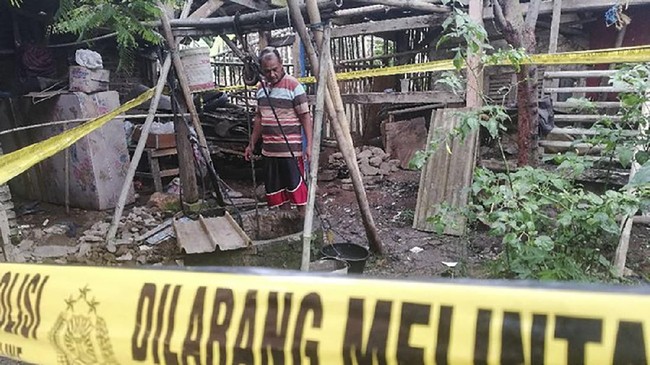Sumur milik warga Jatinangor yang diduga ada kandungan solar untuk sementara waktu tak bisa digunakan, dan dipasangi garis polisi.