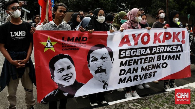 Puluhan mahasiswa demonstrasi di depan Gedung KPK. Mereka menegaskan bahwa hati masyarakat terluka karena pejabat tinggi negara berbisnis di tengah pandemi.
