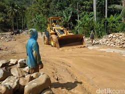 Akses Jalan Dua Desa yang Tertutup Banjir Batu di Pacitan Mulai Dibersihkan