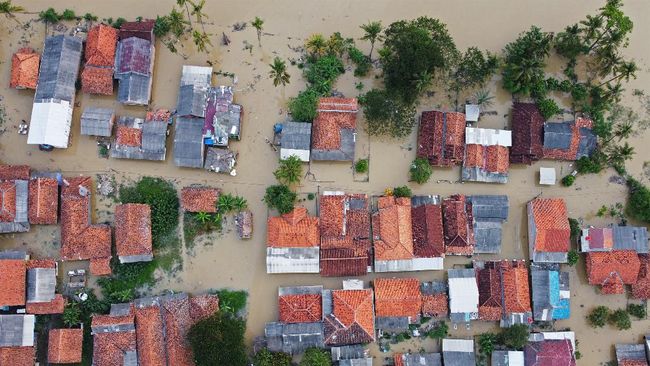 Sebanyak 309 rumah di Desa Mekarmulya, Kecamatan Telukjambe Barat, Kabupaten Karawang terendam banjir akibat meluapnya dua sungai di daerah tersebut.