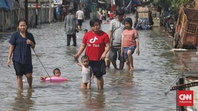 Benteng Rapuh Warga Pesisir Jakarta Hadang Banjir Rob