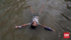 Warga Sebut Mesin Pompa Anies Kewalahan Hadapi Banjir Rob Muara Baru