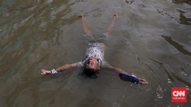 Warga Muara Baru menyebut mesin pompa dari Pemprov DKI tak cukup ampuh menanggulangi banjir karena air rob hanya berputar-putar dari laut ke darat.