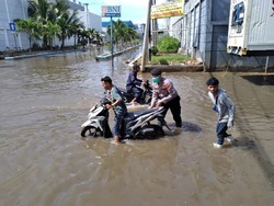 Rob di Muara Baru Belum Surut, Tinggi Air hingga 40 Cm