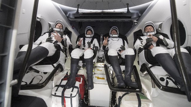 Empat astronaut kembali ke bumi dari Stasiun Internasional Luar Angkasa atau USS dengan diangkut oleh kapsul SpaceX Crew Dragon.