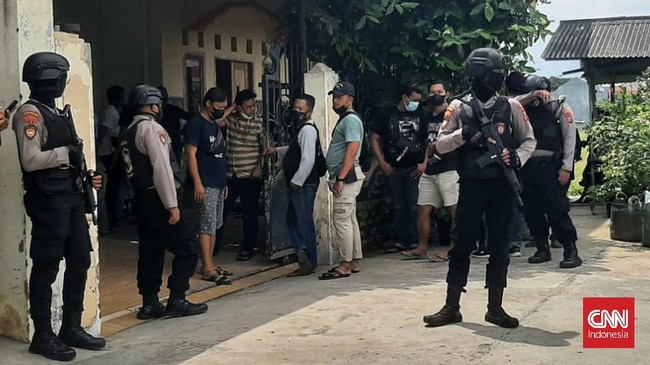 Polisi mendalami dugaan kaitan antara lima terduga teroris kelompok JI di Jatim yang ditangkap hari ini dengan yang dibekuk di Lampung, kemarin.