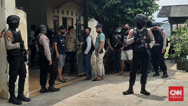 5 Terduga JI Jatim Dibekuk, Polisi Dalami Potensi Skema Kotak Amal Polisi mendalami dugaan kaitan antara lima terduga teroris kelompok JI di Jatim yang ditangkap hari ini dengan yang dibekuk di Lampung, kemarin.