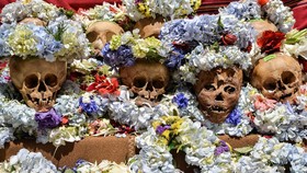 FOTO: Doa di Balik Tradisi Menghias Tengkorak di Bolivia