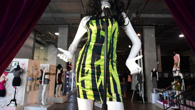 Gaun yang dikenakan Amy Winehouse selama pertunjukan terakhir sebelum wafat laku US$243.200 atau sekitar Rp3,4 miliar, 16 kali lipat harga penawaran awal.