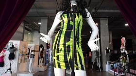 Gaun Panggung Terakhir Amy Winehouse Laku Rp3,4 M