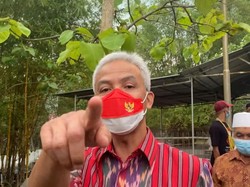Ganjar Minta Walkot/Bupati UMK-kan Gaji Guru Honorer di Jateng