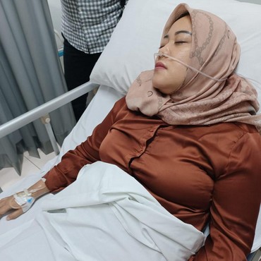 Ibu Sambung Pingsan Saat Ziarah ke Makam Vanessa Angel