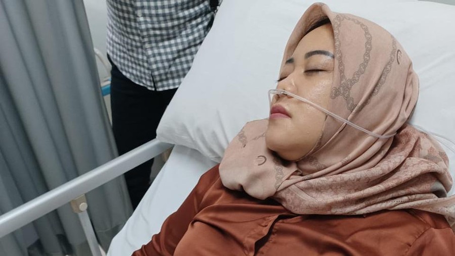 Ibu Sambung Pingsan saat Ziarah ke Makam Vanessa Angel