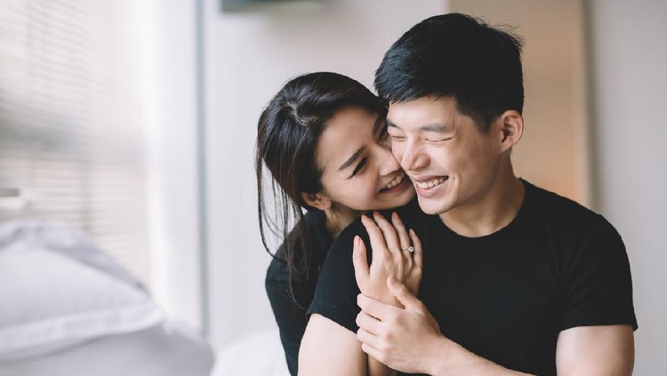 ilustrasi pasangan romantis asian chinese couple hugging and bonding time