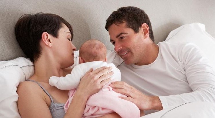 5 Cara Mudah Jadi Ayah ASI, Bantu Bunda Lancarkan Proses Menyusui Ayah, jangan biarkan Bunda menanggung kesulitan menyusui sendiri. Cari tahu dukungan apa saja yang bisa diberikan agar Bunda bisa menyusui dengan lancar.