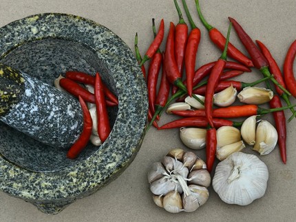 Tinggal di Kampung Sunda, Bule Swiss Jual Ikan hingga Bikin Sambal Sendiri