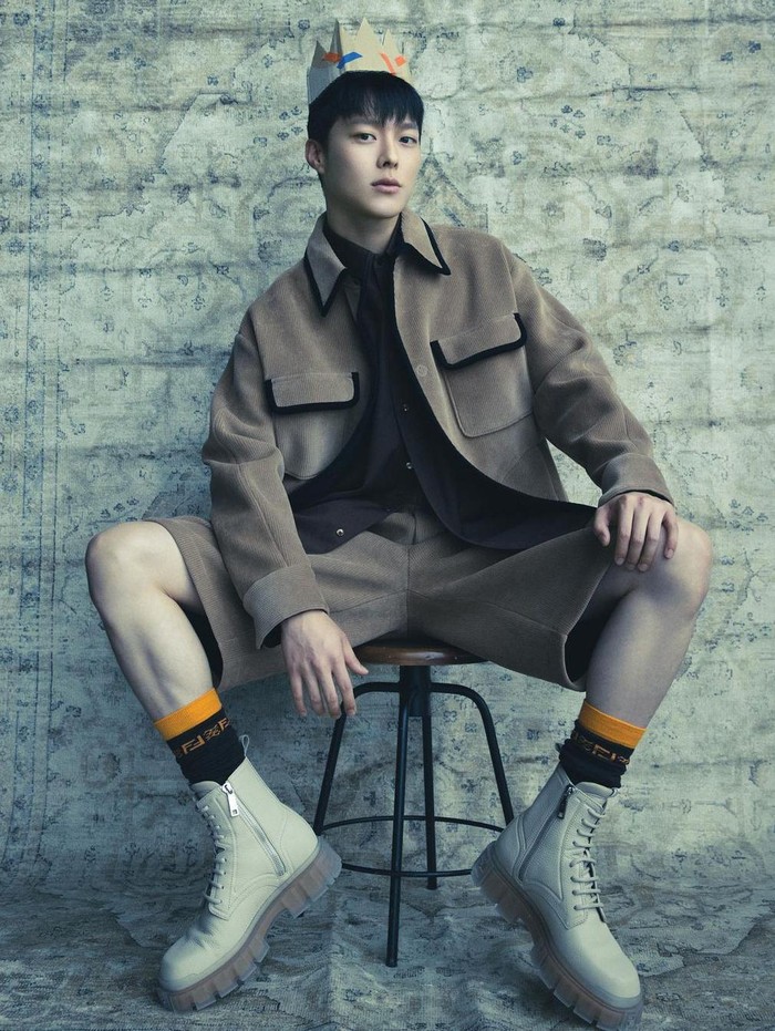 Bak seorang pangeran dari dunia modern, Jang Ki Yong mengenakan hiasan kepala berupa mahkota dalam pemotretan bersama Dazed Korea. Dengan outfit berwarna cokelat serta sepasang boots yang dilengkapi dengan kaos kaki, gaya Jang Ki Yong yang satu ini modis banget, ya!/ Foto: Kim Yeong Ju