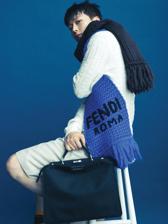 Mendekati musim dingin, Jang Ki Yong juga tampil dengan gaya ala 'Winter'. Perpaduan scarf dan knitwear serta celana pendek selutut, Jang Ki Yong melengkapi penampilannya dengan hand bag berwarna navy./ Foto: Kim Yeong Jun