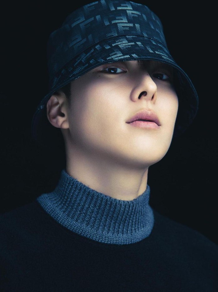 Dalam salah satu foto close-up, para fans bisa melihat visual memukau dari Jang Ki Yong secara lebih jelas. Mengenakan turtleneck serta bucket hat, siapa yang bisa mengalahkan pesona aktor yang satu ini?/ Foto: Kim Yeong Jun
