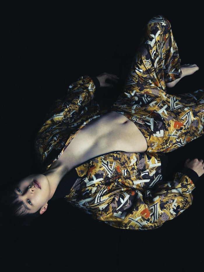 Kali ini, Jang Ki Yong berpose dengan tubuh shirtless yang memamerkan abs-nya. Dengan one set bermotif, gaya Jang Ki Yong terlihat simpel namun tetap modis!/ Foto: Kim Yeong Jun