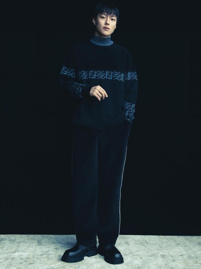 Masih mengenakan turtle neck, kali ini potret Jang Ki Yong secara keseluruhan tampak. Dengan pakaian berwarna hitam dan abu-abu serta aura yang 'gelap', visual Jang Ki Yong yang karismatik tetap terlihat ya, Beauties!/ Foto: Kim Yeong Jun