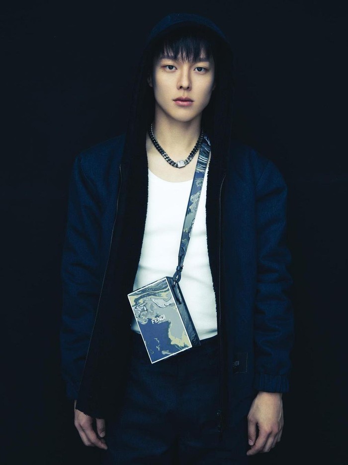 Sepertinya gaya Jang Ki Yong yang satu ini akan menjadi favorit banyak fans, nih. Dengan mengenakan hoodie, T-Shirt, celana berwarna gelap, serta mini sling bag, Jang Ki Yong terlihat hypebeast!/ Foto: Kim Yeong Jun