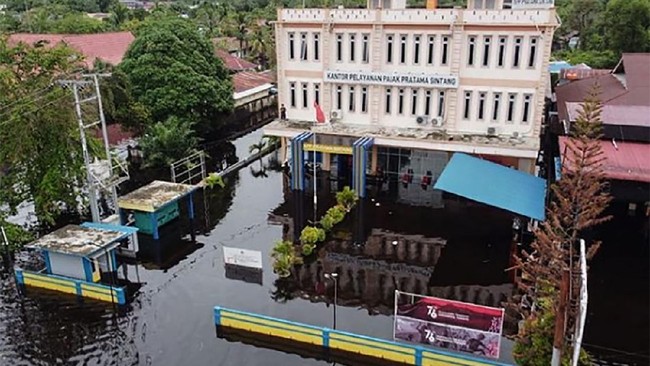 KPP Pratama Sintang, Kalbar harus memberikan layanan secara online karena terendam banjir sejak dua pekan terakhir.
