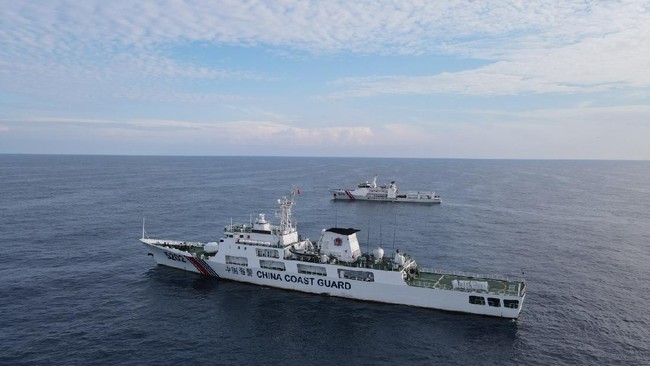 Angkatan Laut Filipina menuding coastguard China mengambil 'secara paksa' benda terapung yang mereka temukan di perairan Laut China Selatan.