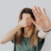 Perempuan Ini Selamat dari KDRT Karena Gerakan Tangan yang Viral di TikTok, Seperti Apa Kisahnya?