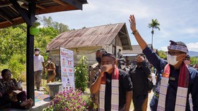 Sempurnakan Wisata Samosir, Sandiaga Hadiahi Warga Sepasang Kerbau