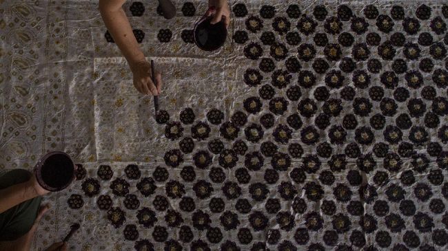 Batik Sekar Arum Sari terpilih jadi seragam jemaah haji 2024. Motif batik ini terinspirasi dari bunga melati yang melambangkan kesucian.
