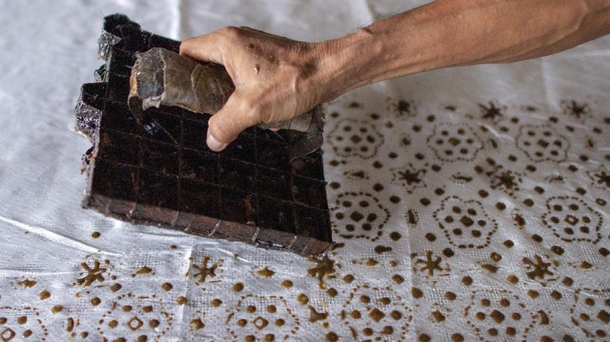 FOTO: Membuat Batik dan Kain Jumputan Khas Palembang