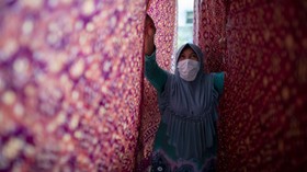 FOTO: Membuat Batik dan Kain Jumputan Khas Palembang