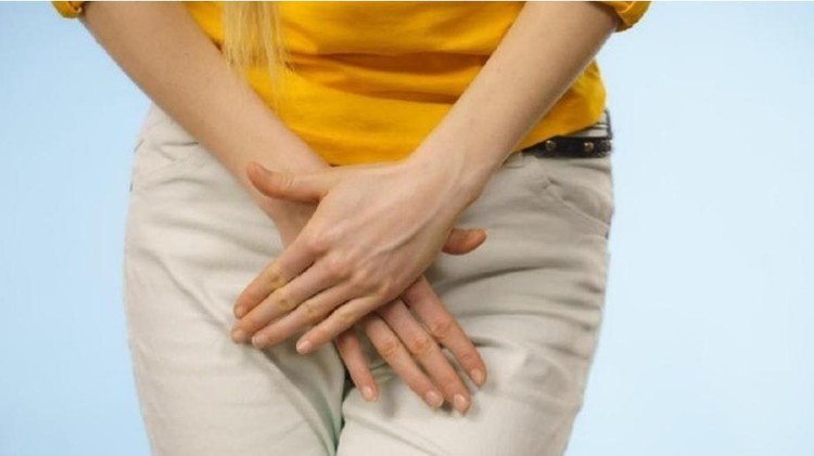 ALAAN TUNDA SEKS DAN TIPS MENCEGAH INFEKSI SALURAN KEMIH Infeksi saluran kemih (ISK) merupakan masalah yang umum dialami oleh wanita. Saat mengalami kondisi ini, apakah boleh tetap melakukan hubungan seks?