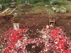 Cerita di Balik Sempat Hilangnya Foto Vanessa Angel di Pusara