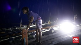 FOTO: Menjaring Ikan dengan Cahaya di Kalibaru