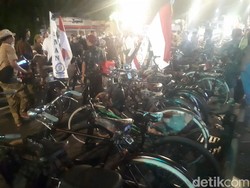 Ratusan Pencinta Onthel Kumpul Depan DPRD Surabaya di Malam Hari Pahlawan