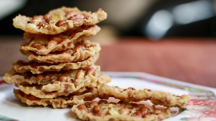 peyek kacang Peanut Peyek on plate. Peanut Rempeyek or Peyek is a deep-fried savoury Javanese cracker made from rice flour with peanut by crispy flour batter. Indonesian food.