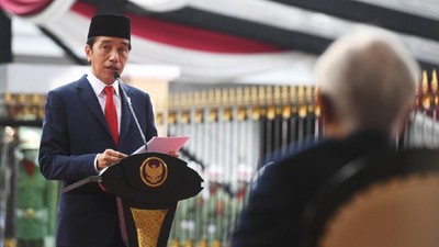 Jokowi Resmi Sematkan Gelar Pahlawan ke Usmar Ismail hingga Raden Aria