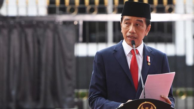 Presiden RI Joko Widodo (Jokowi) menyentil polisi yang malah sowan ke pimpinan organisasi masyarakat (ormas) biang keributan.