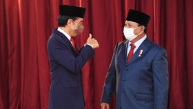 Jokowi Bantah Isu Prabowo Cekik Wamen di Istana: Masa Nyekek?