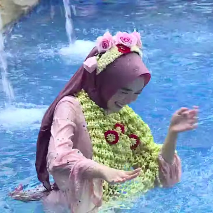 <p>Di akhir prosesi, wanita yang akrab disapa Ricis ini juga sempat dilempar ke kolam renang, lho. Dengan wajah bahagia, Ricis berenang dengan bebas di depan para undangan. (Foto: YouTube MOP Channel)</p>