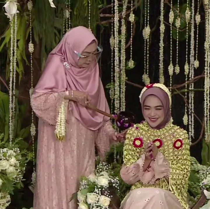 <p>Siraman dilakukan secara bergantian mulai dari sang Bunda, kakak, paman, tante, dan anggota keluarga lainnya. (Foto: YouTube MOP Channel)</p>