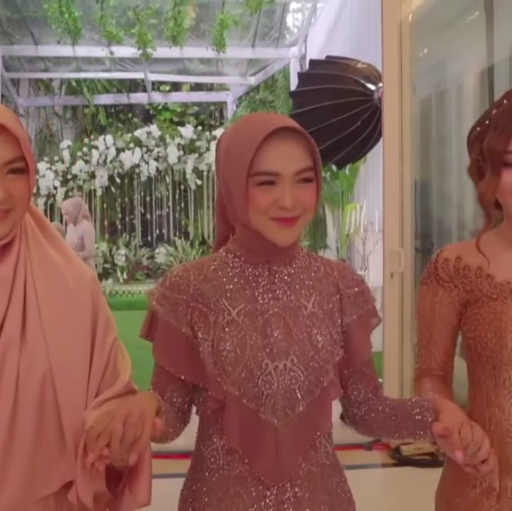 <p>Sesaat sebelumnya, Ria Ricis terlebih dahulu meminta restu kepada sang Bunda dan sang paman melalui prosesi sungkeman. (Foto: YouTube MOP Channel)</p>