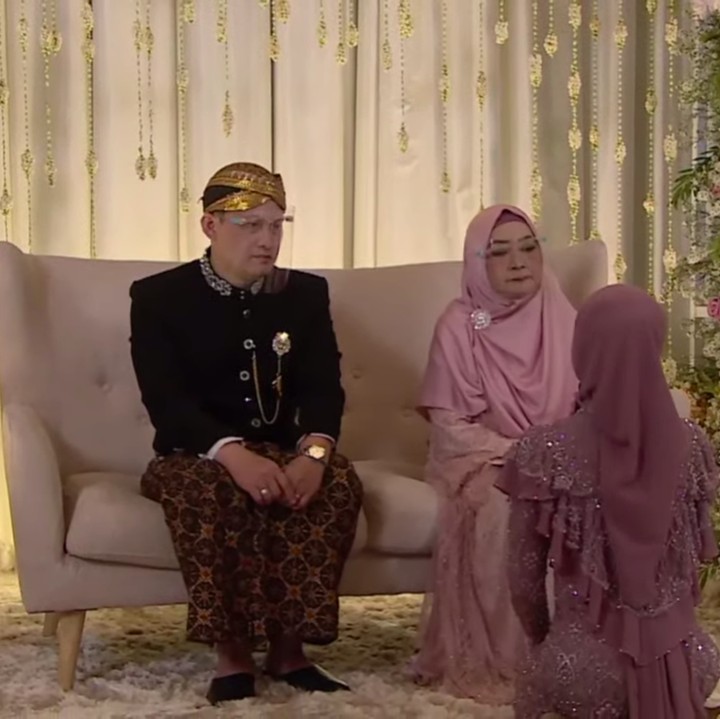 <p>Saat menghadap sang Bunda dan pamannya, Ria Ricis melakukan sungkeman dan meminta maaf pada orang tuanya. Tak ketinggalan, ia mengungkapkan rasa terima kasihnya karena telah membesarkannya hingga sukses seperti saat ini. (Foto: YouTube MOP Channel)</p>