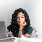 Punya Rambut Keriting, Kering, dan Kusut? Ini 3 Rekomendasi Essential Oil untuk Mengatasinya!