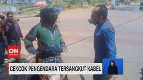 VIDEO: Cekcok Pengendara Tersangkut Kabel