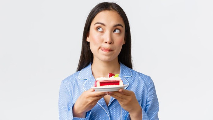 Bukan Cuma Bikin Bobot Naik, Ini 5 Risiko Saat Kamu Terlalu Sering Makan di Malam Hari